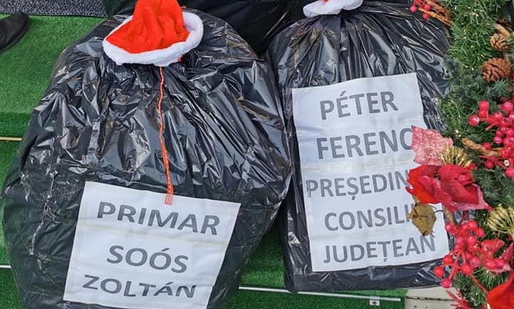 Un consilier local din Târgu Mureş i-a dus saci cu gunoi primarului Soos Zoltan, drept cadou de Moș Crăciun