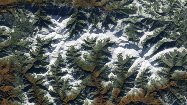 muntii rodnei cu zapada pe creste, vedere din satelit