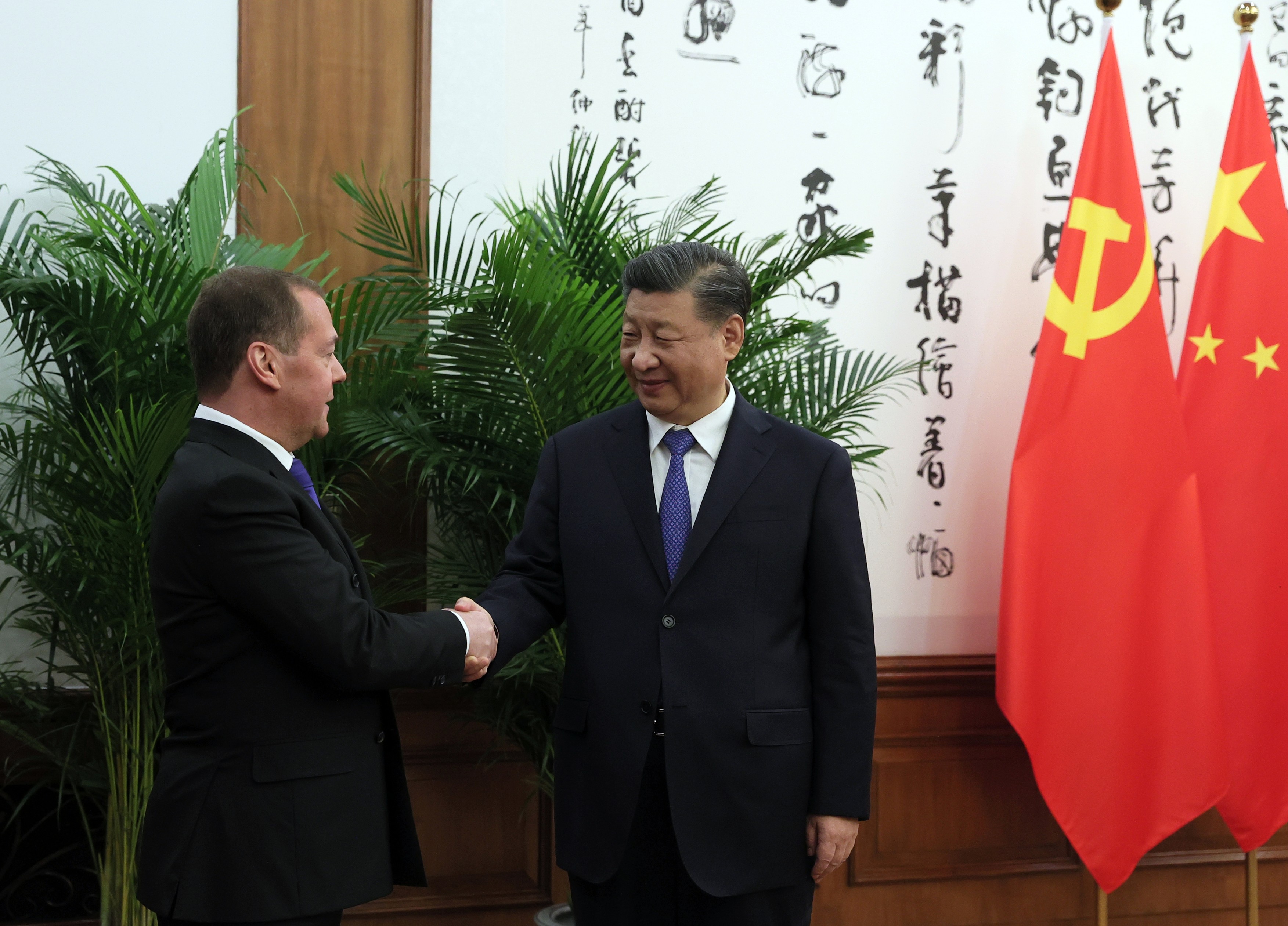 Putin l-a trimis pe Medvedev la Beijing cu un mesaj pentru Xi. Președintele chinez i-a cerut „moderație” și „dialog” în Ucraina
