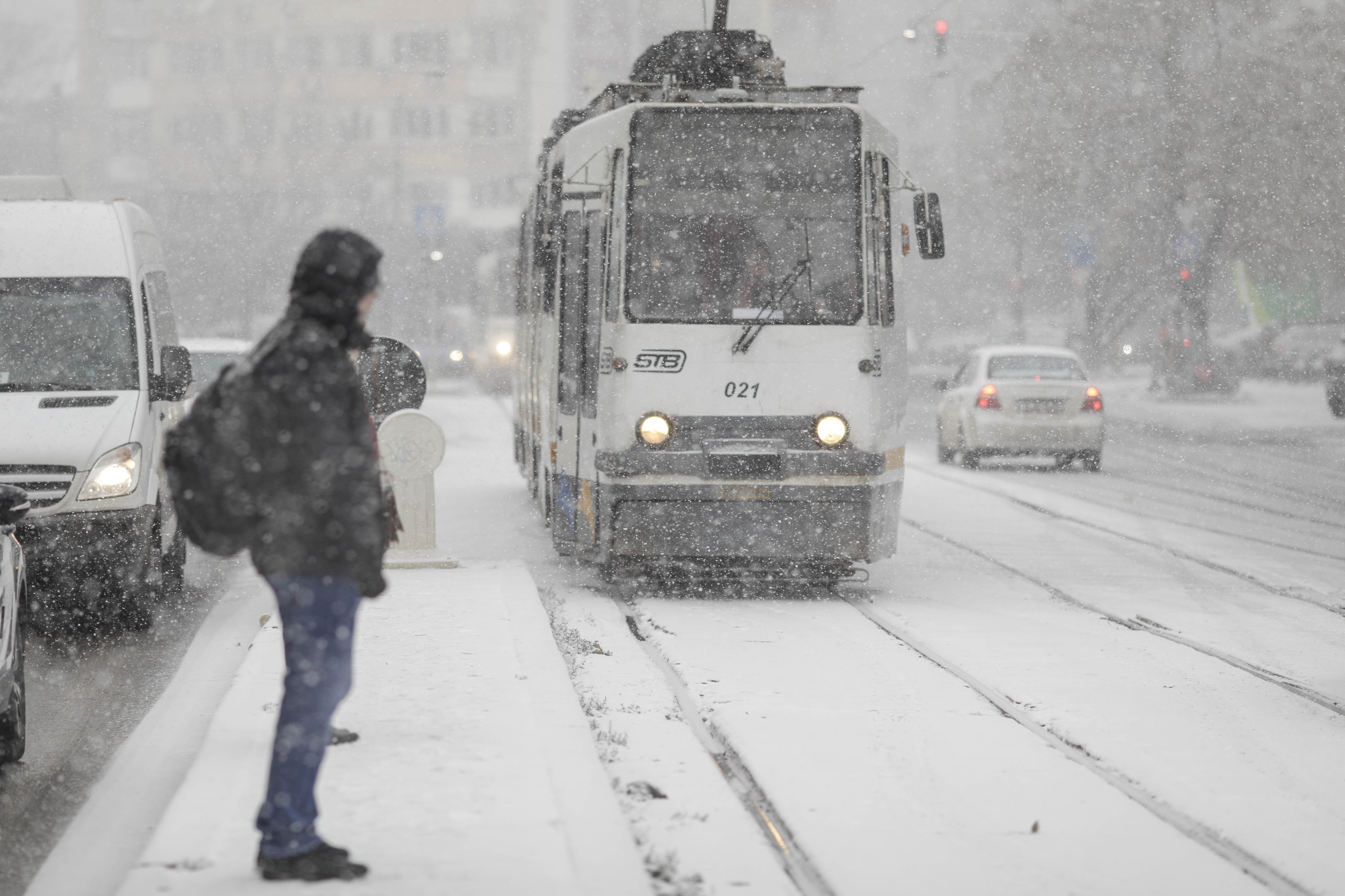 De ce a nins doar în nordul Bucureștiului, iar restul orașului a rămas uscat. Explicațiile meteorologilor