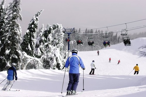 Vacanța la schi în Poiana Brașov este la fel de scumpă ca în Austria. Unde găsiți prețuri mai mici