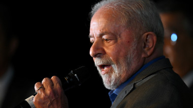 Lula da Silva vorbind la un microfon