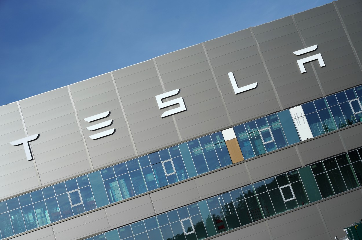 Tesla va îngheţa angajările şi va face concedieri în următorul trimestru