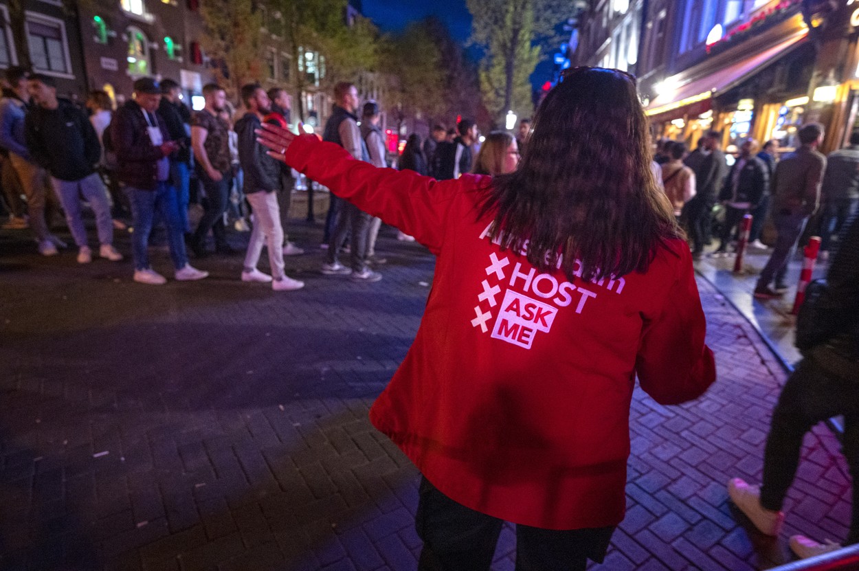 "Nu veniți"! Campania prin care olandezii vor să scape de turiştii care ajung în Amsterdam doar pentru Cartierul Roşu