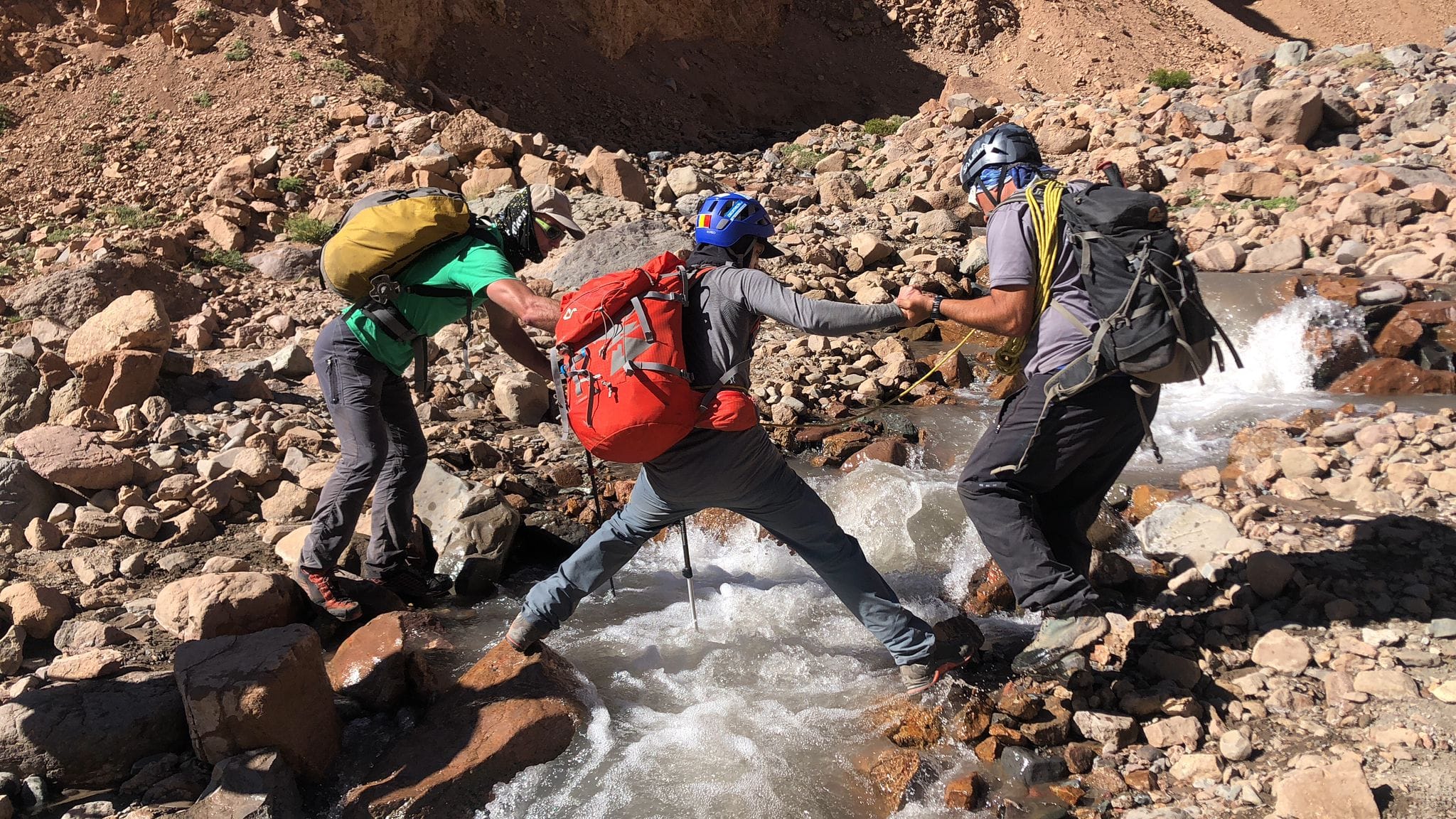 Doi alpinişti nevăzători din România au urcat pe Vârful Aconcagua, la 6.962 de metri