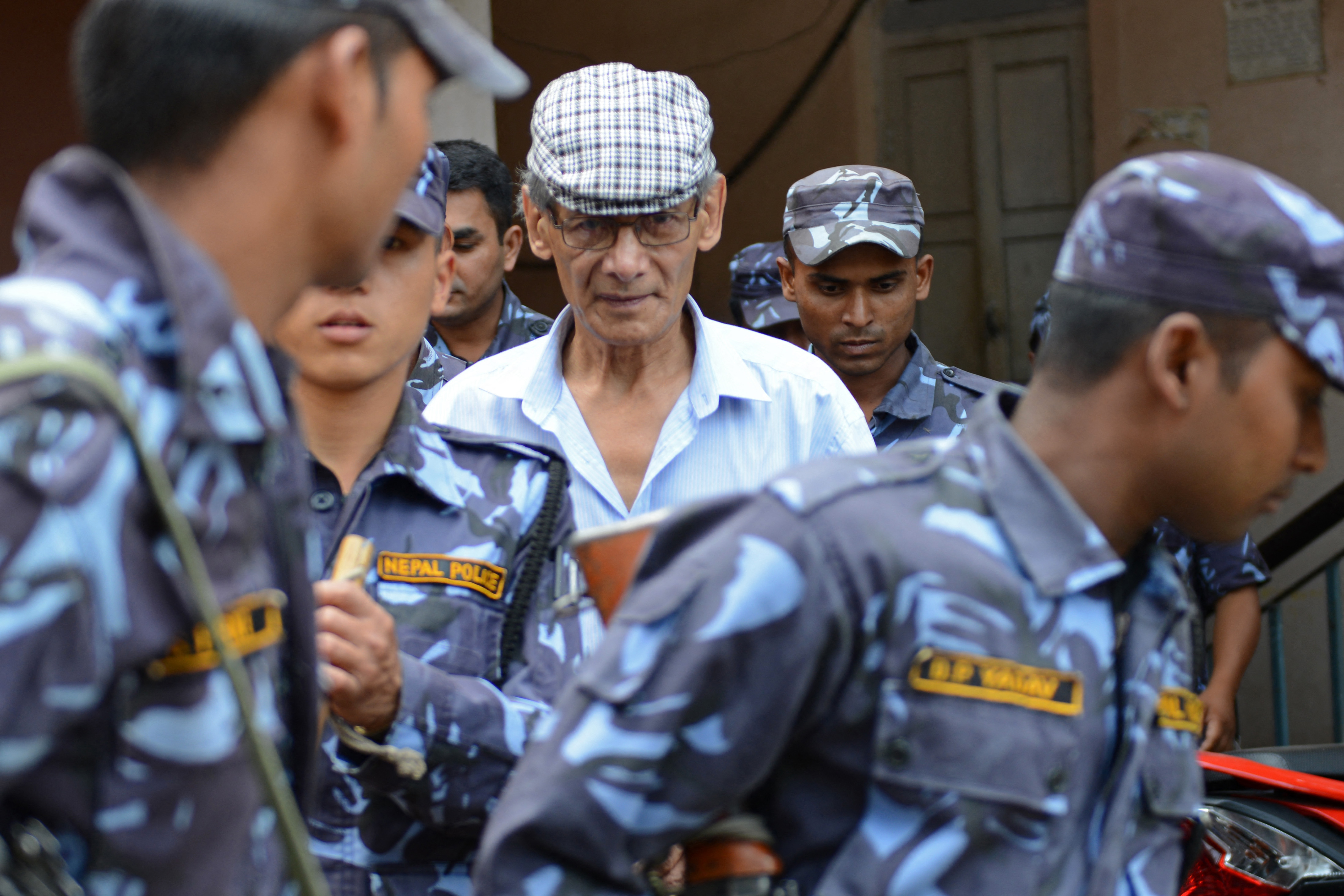 Celebrul criminal în serie care a inspirat serialul Netflix „Şarpele” a ieșit din închisoare, deși era condamnat pe viață