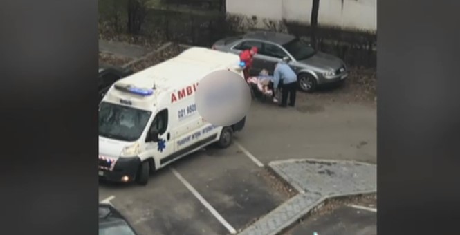 Pacientă cărată cu roaba până la ambulanţă, în Iași
