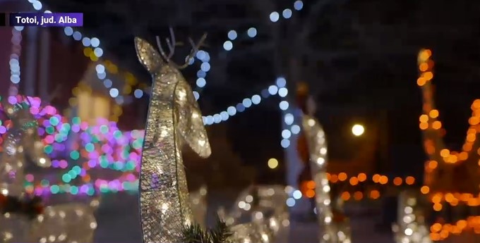 O casă din Alba a devenit atracție turistică de Crăciun. Proprietarii au cheltuit mii de lei pentru a-și împodobi locuința ca în SUA