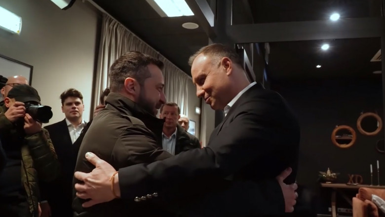 Andrzej Duda și Volodimir Zelenski se imbratiseaza