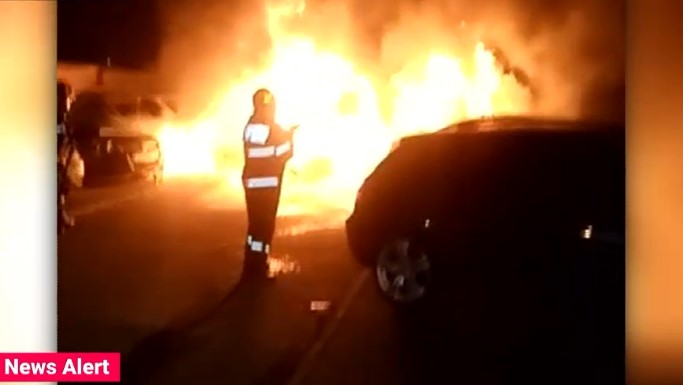VIDEO Șapte mașini au ars, una după alta, pe o stradă din Craiova