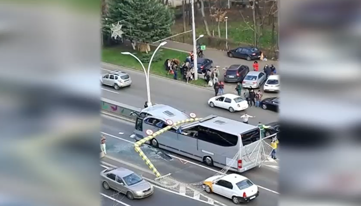 Nou accident la Pasajul Unirii. Un autocar cu turiști străini a intrat în limitarorul de înălțime, 4 persoane au fost rănite grav