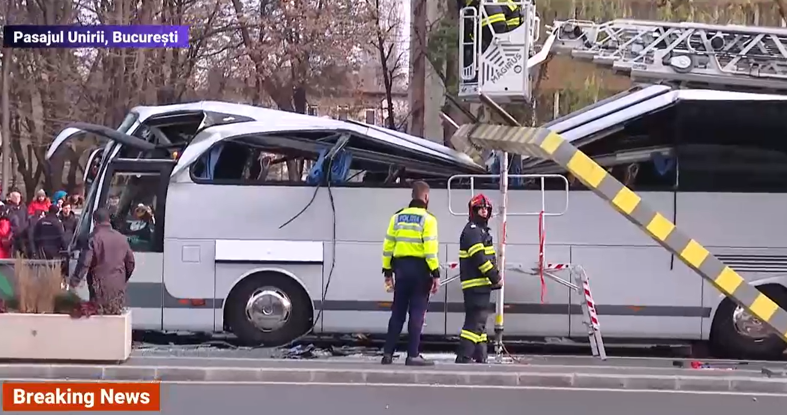Accident grav la Pasajul Unirii: un autocar cu turiști străini a intrat în limitatorul de înălțime. Un mort și 22 de răniți