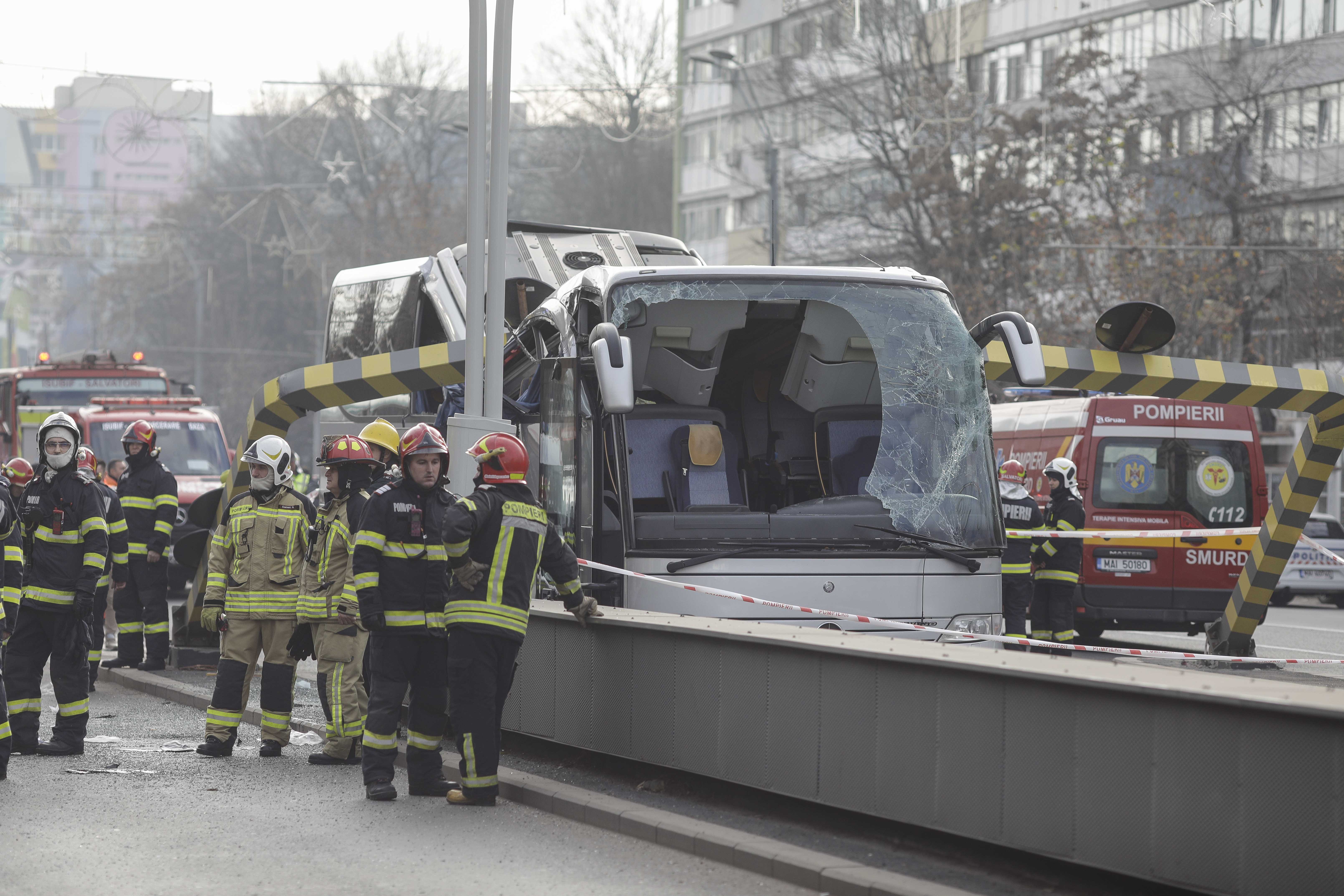Mărturiile pasagerilor din autocarul care a lovit limitatorul de la Pasajul Unirii: Aveau un singur șofer, care a condus 16 ore