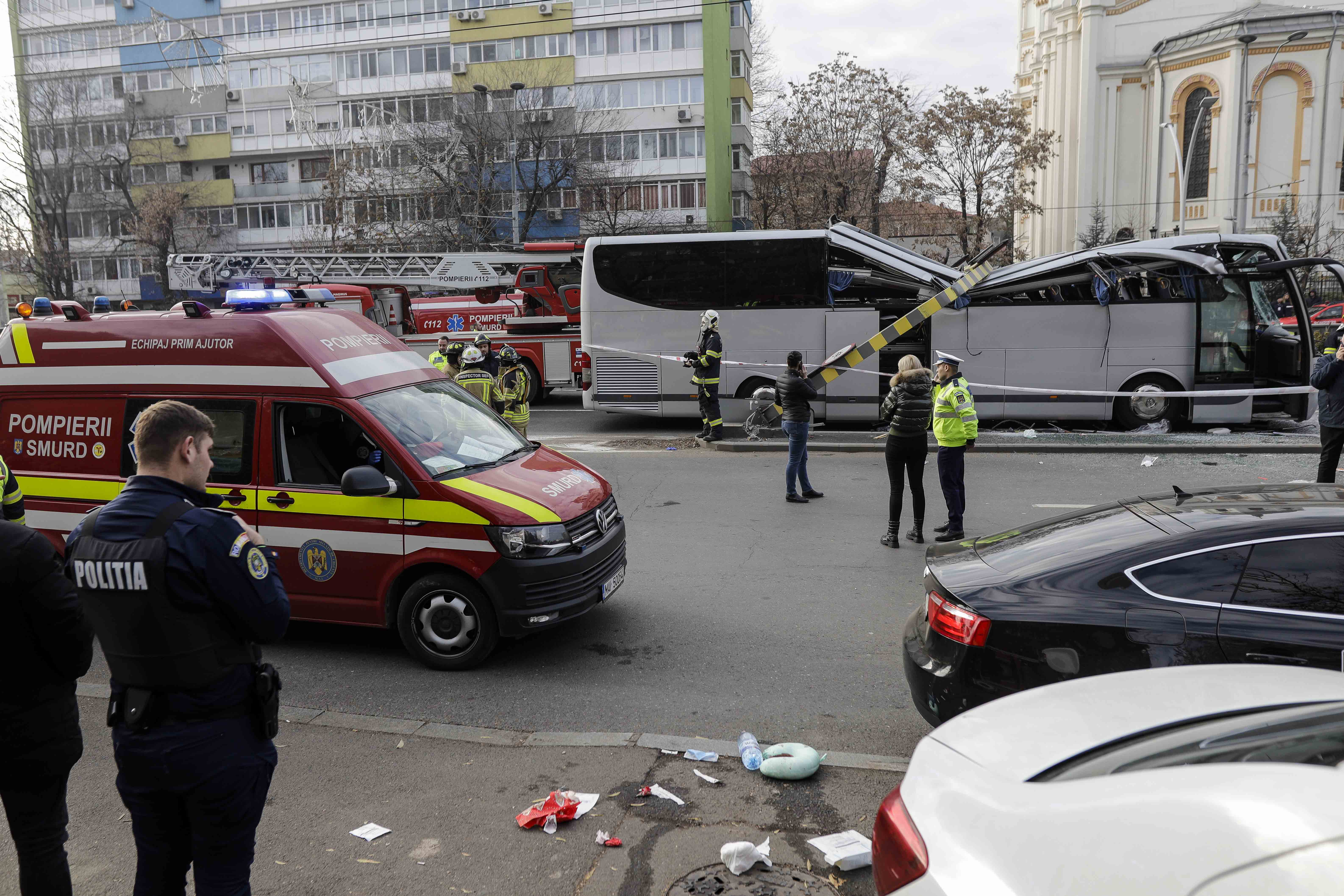 Turiștii greci din autocarul care a lovit limitatorul de la Pasajul Unirii vor să dea în judecată statul român. Ce urmează în anchetă