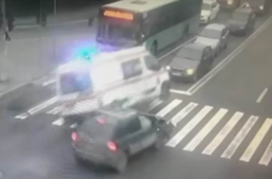 O ambulanță aflată în misiune a fost lovită de un autoturism și proiectată într-un autobuz, în Galați