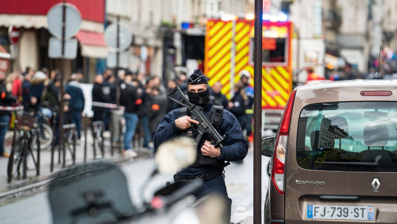 Strada pe care a avut loc atacul de la Paris împotriva unor cetăţeni kurzi este păzită de forţele de securitate