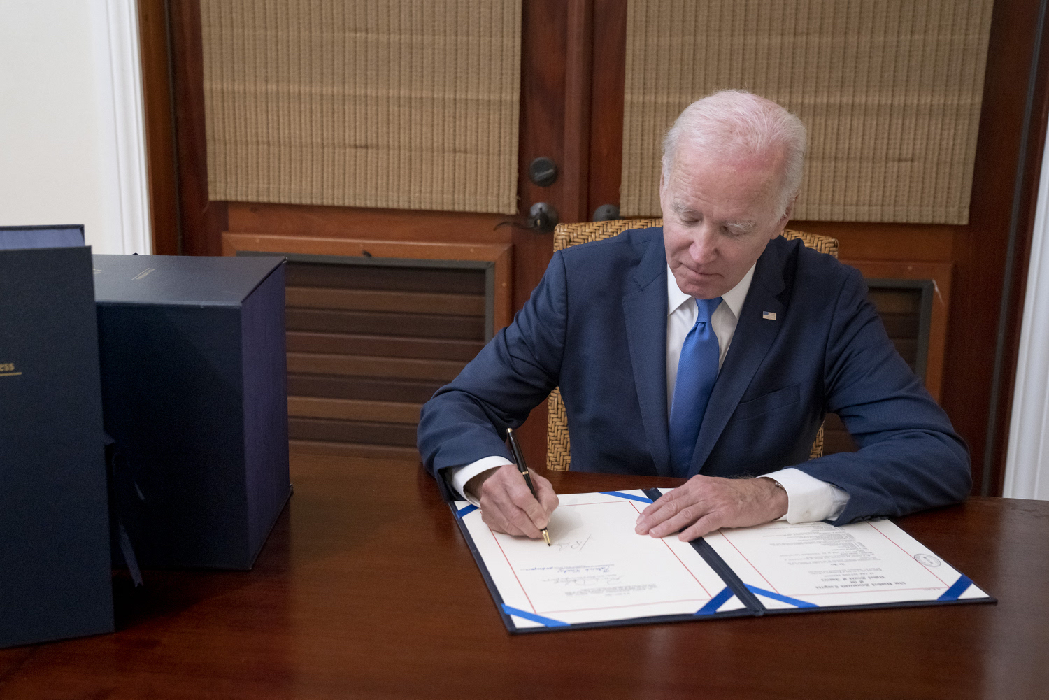 Biden a promulgat legea bugetului federal de 1.700 de miliarde de dolari, care include "un ajutor crucial" pentru Ucraina
