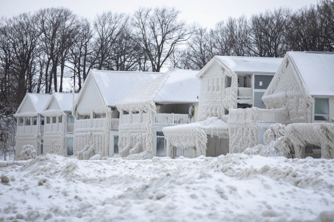 Ontario Town Crystallized After Major Winter Storm - Fort Erie