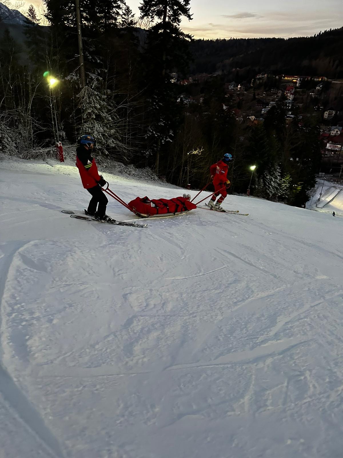 "Atenție la zăpada artificială!". O tânără de 17 ani și-a fracturat coloana după ce a căzut cu placa de snowboard, la Azuga