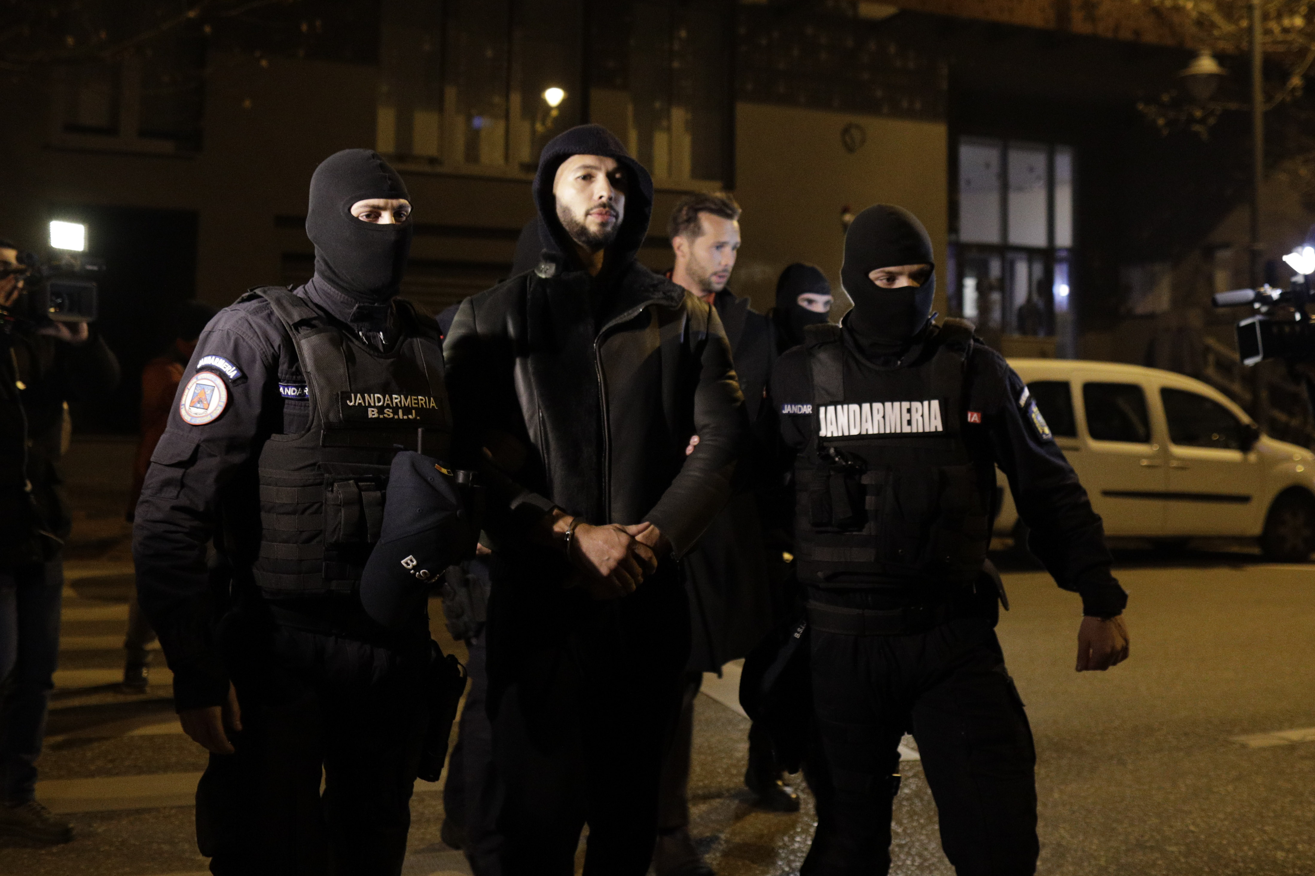 Milionarii Andrew și Tristan Tate filmau video pornografice chiar în vila lor de lângă București, anchetatorii le-au găsit studiourile