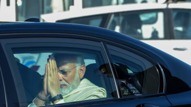 Narendra Modi in masina face un semn de inchinare
