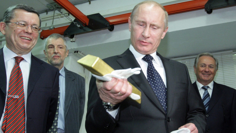 Vladimir Putin inspectează un lingou de aur