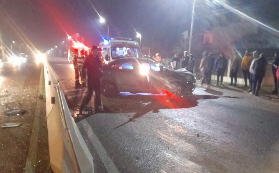 O șoferiță a fost rănită grav după ce s-a răsturnat cu maşina pe DN64, la Râureni