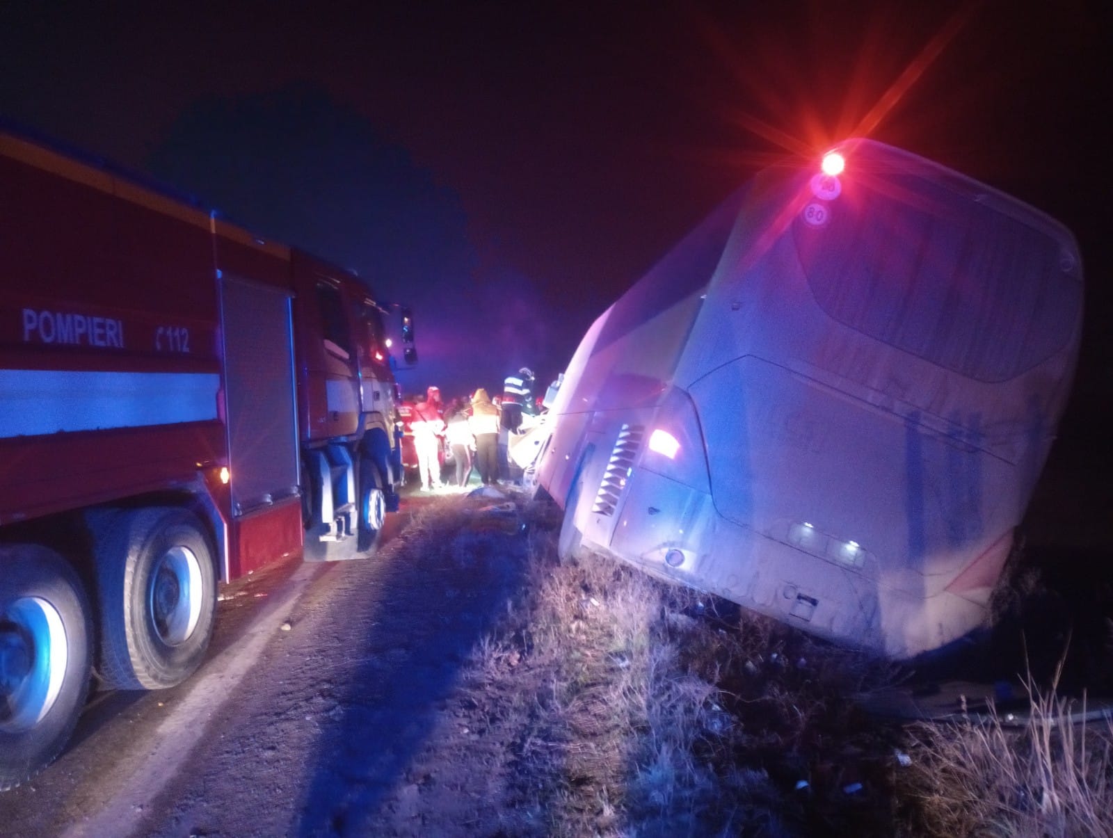 Un tânăr de 21 de ani a murit în urma unui accident în care au fost implicate un autobuz și un autoturism