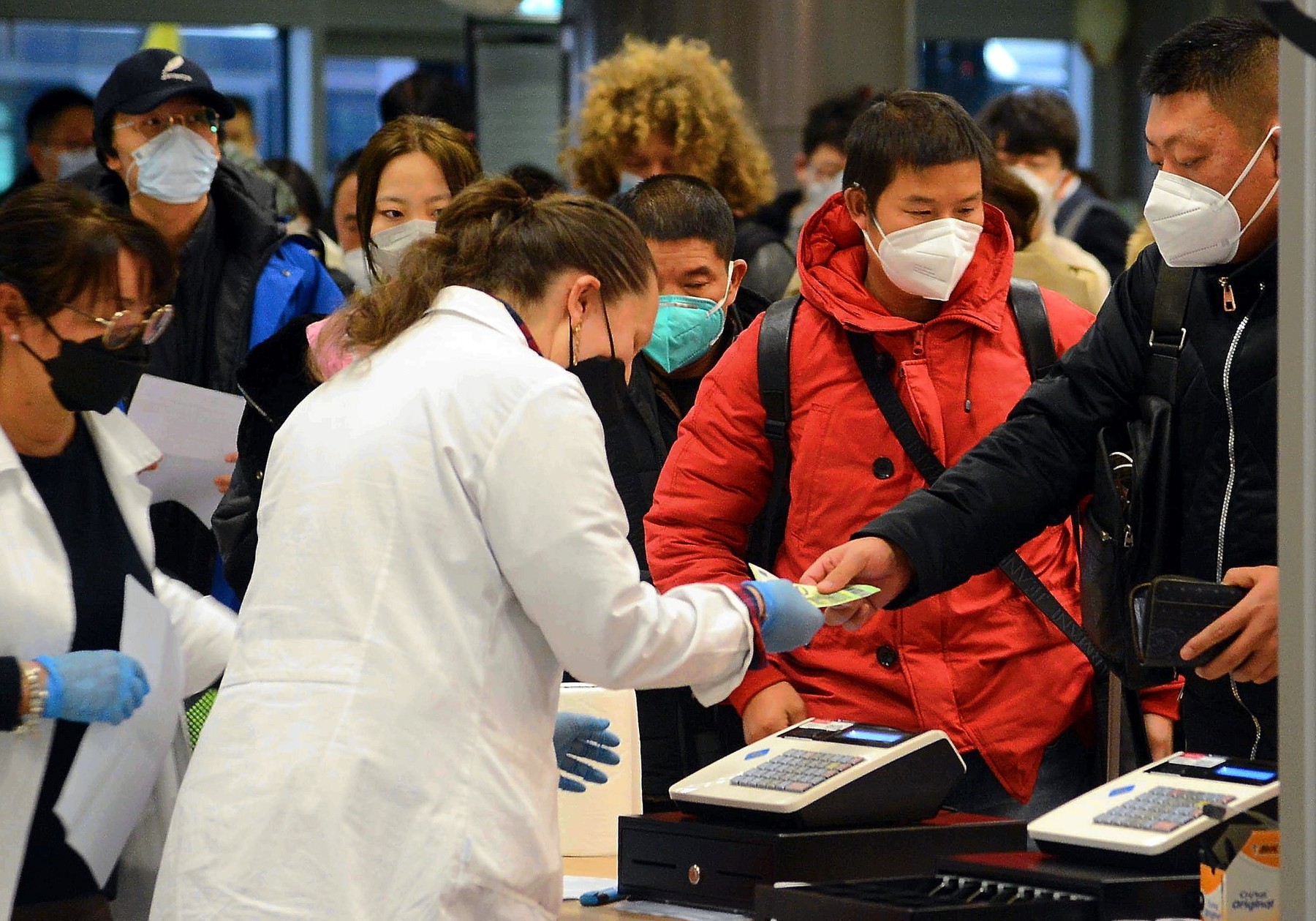 Tot mai multe state cer pasagerilor care zboară din China să prezinte un test Covid negativ