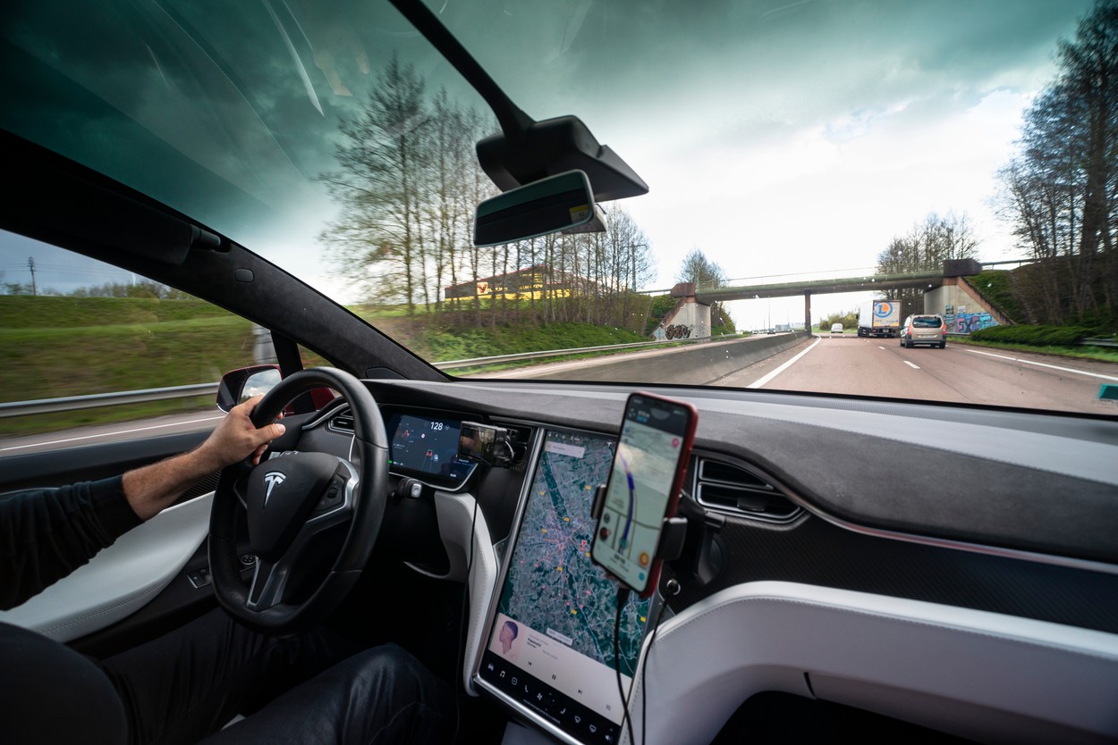 Poliția germană s-a chinuit 15 minute să-l trezească pe un șofer care a adormit la volanul mașinii sale Tesla pe autostradă
