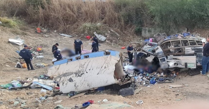15 turiști au murit în Mexic, după ce autocarul în care erau s-a răsturnat și s-a rupt în două