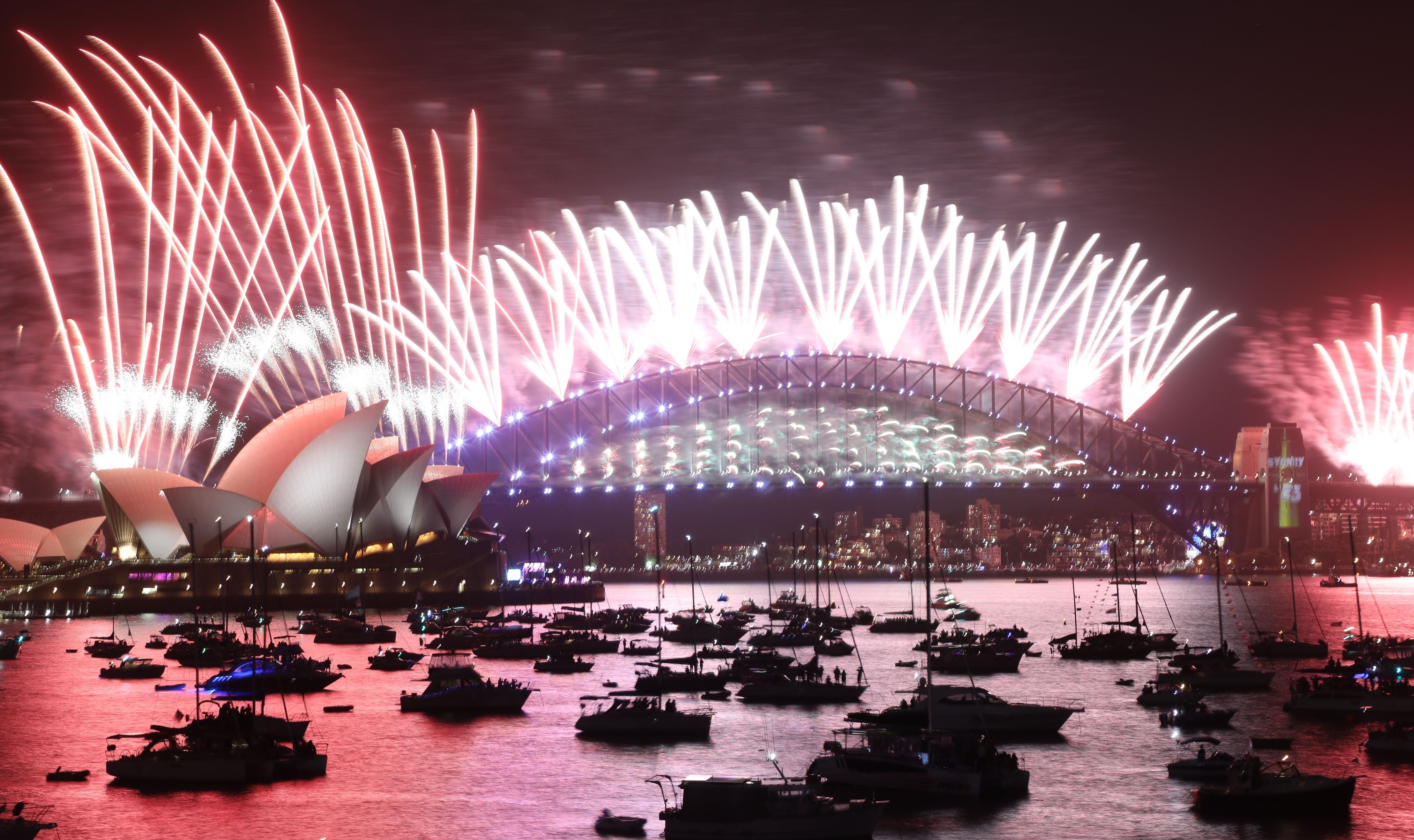 Anul Nou 2023. Joc spectaculos de artificii la Sydney. Cum organizează marile metropole primul Revelion fără restricții Covid