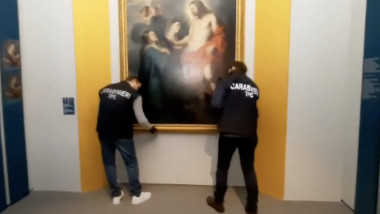 doi carabinieri ridica un tablou de rubens de pe perete