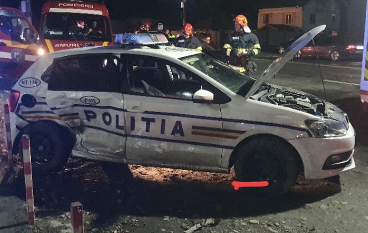 UPDATE: Momentul impactului. Doi polițiști aflați în misiune, răniți și încarcerați în autospecială după ce au fost loviți în trafic