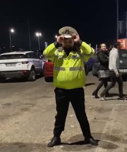 Scandal într-o parcare din Constanța. Polițiștii au ridicat mașina unei femei în scaun cu rotile, parcată pe locul special