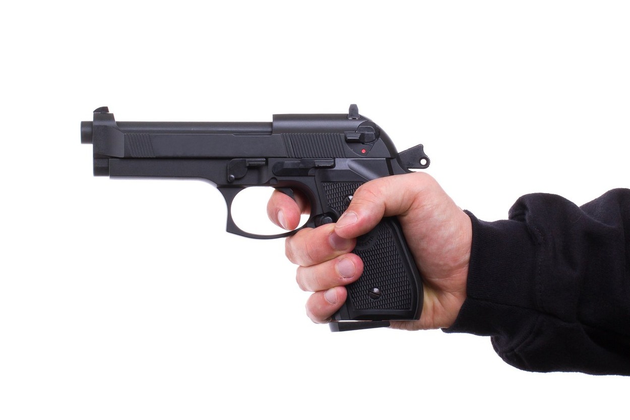 Dosar penal pentru un bărbat care a ieșit în fața blocului cu un pistol și a tras 27 de focuri de armă, inclusiv în fața polițiștilor