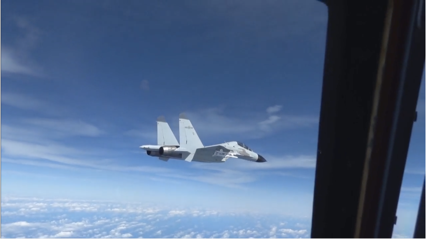 Manevre periculoase în aer. Momentul în care un avion de vânătoare chinezesc îi „taie fața” unei aeronave militare a SUA