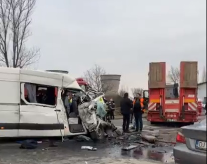 Doi morți și mai mulți răniți grav, în județul Dolj. Un TIR și un microbuz cu pasageri s-au izbit