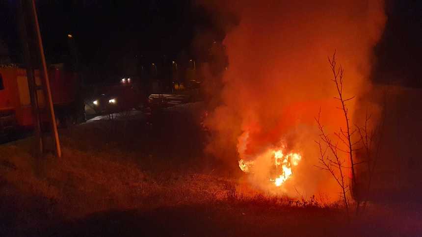 Un tânăr înarmat cu două cuţite a incendiat un autoturism. Bărbatul a fost reținut de poliţişti