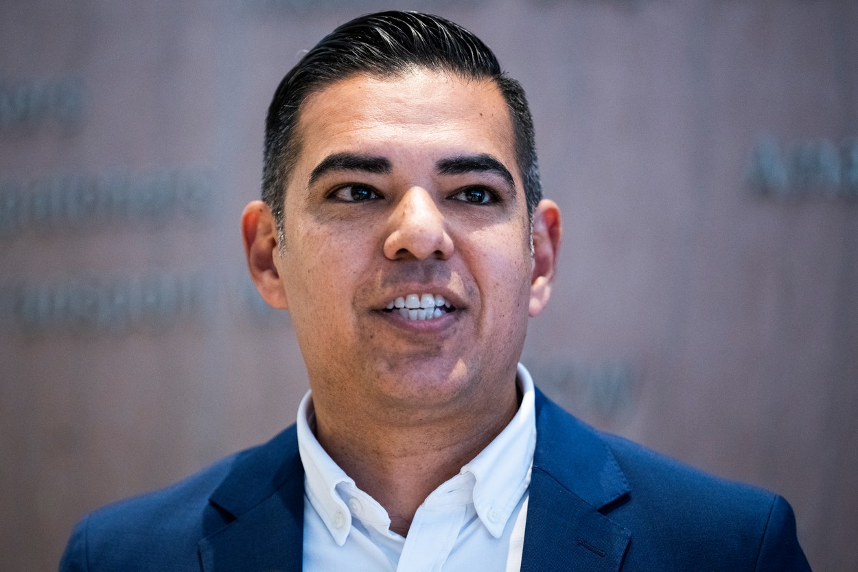 Un congresman american va depune jurământul cu mâna pe o revistă de benzi desenate cu Superman
