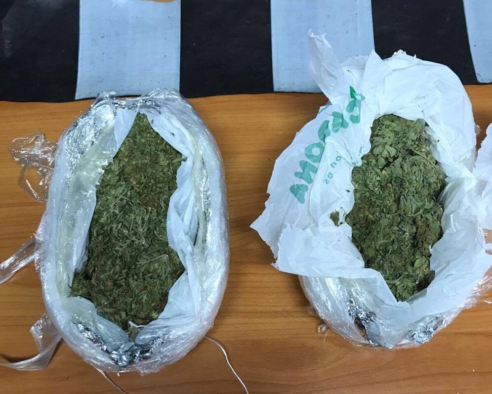Un brăilean care i-a trimis bunicii sale patru kilograme de cannabis în loc de alimente a fost condamnat la trei de închisoare