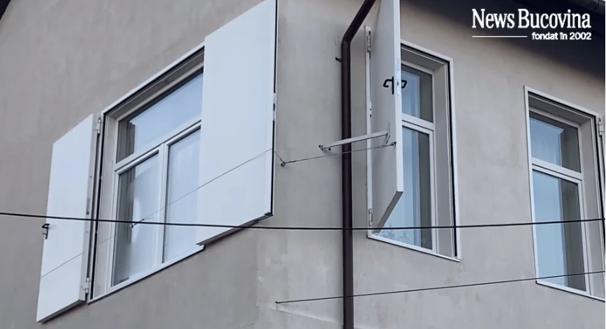 VIDEO. Modernizare românească. La o școală din Suceava s-au pus uși cu tot cu clanțe și chei la geamuri