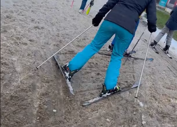Imagini cu schiori în noroi. Pârtiile celebre din Elveția au rămas fără zăpadă