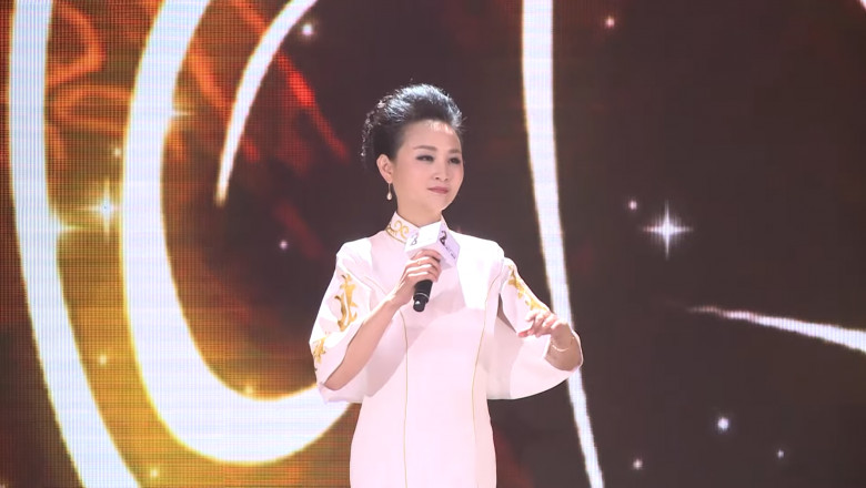 Cântăreață chineză cu un microfon în mână