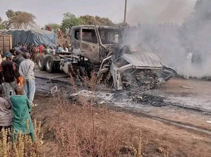 18 oameni au ars de vii după ce microbuzul în care se aflau a lovit un camion, în Nigeria