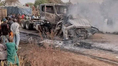 18 oameni au ars de vii după ce microbuzul în care se aflau a lovit un camion, în Nigeria
