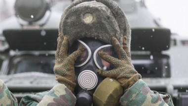 militar cu masca de gaze pe figura