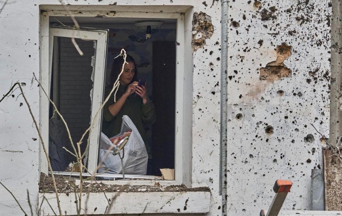 Noi bombardamente în Herson: 4 morți, printre care și 2 copii. „Dimineața vorbesc despre armistițiu, după-amiaza omoară o familie”