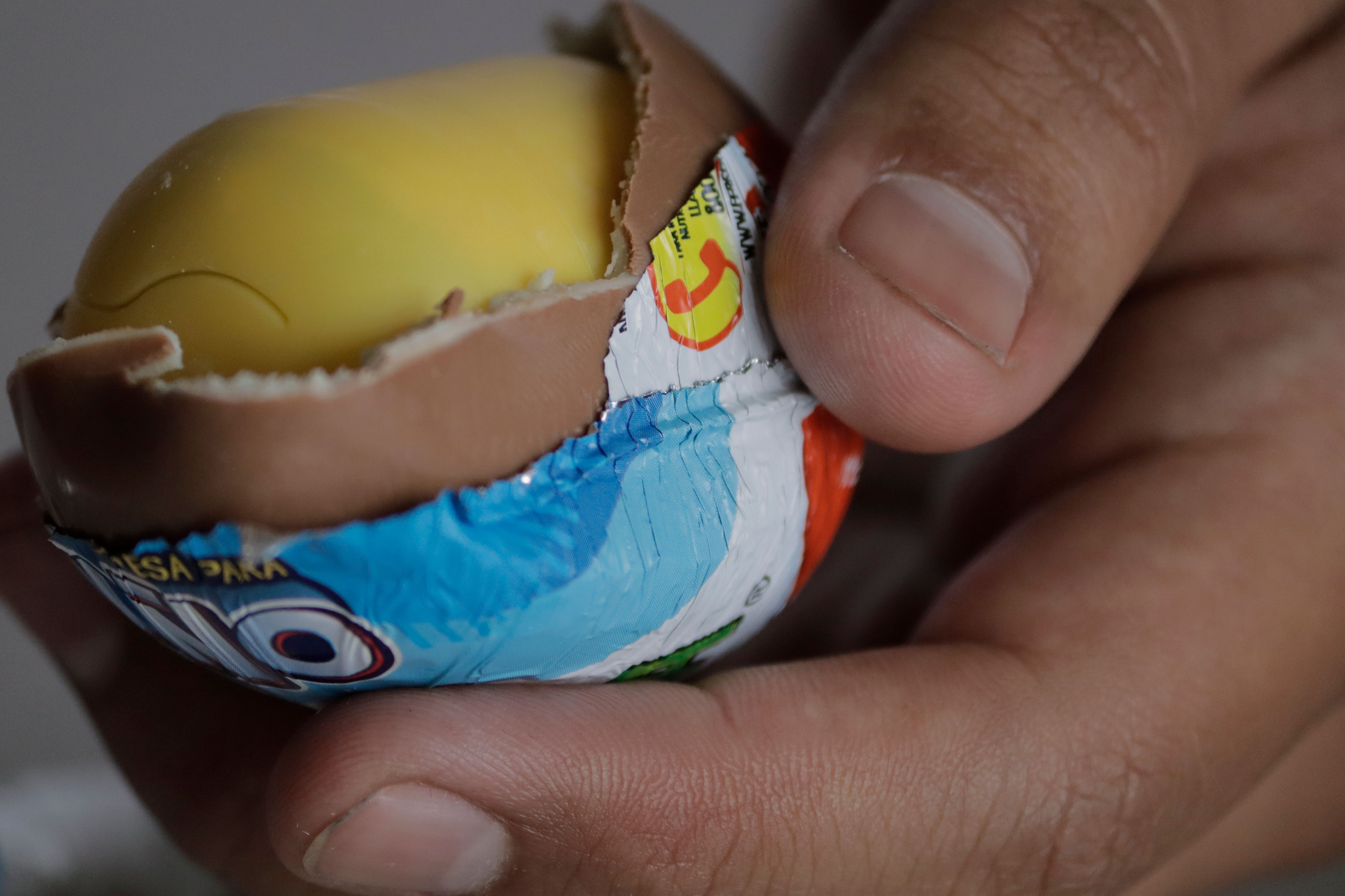Un tânăr a încercat să treacă vama cu ouă Kinder pline de cocaină, ascunse în stomac