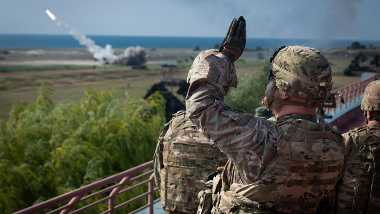 Militari americani urmăresc lansarea unei rachete antiaeriene Patriot